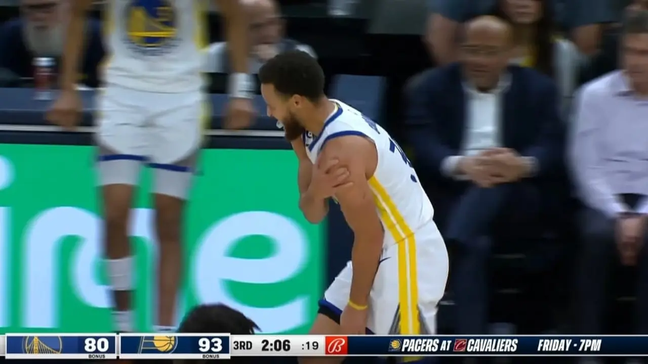 Foto: Stephen Curry Memegang Bahu Kiri