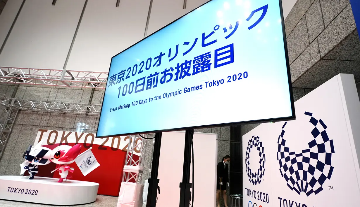 Patung Miraitowa (kiri) dan Someity, maskot resmi untuk Olimpiade dan Paralimpiade Tokyo 2020/2021, terlihat menandai 100 hari sebelum dimulainya Olimpiade Tokyo 2020 di gedung Pemerintah Metropolitan Tokyo, Rabu (14/4/2021). Olimpiade Tokyo akan dibuka pada 23 Juli 2021. (Eugene Hoshiko/POOL/AFP)