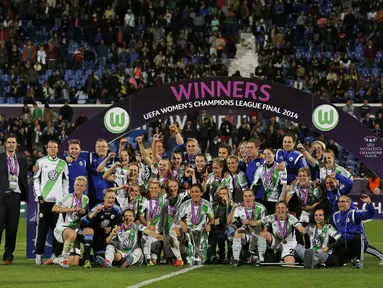 Pesepakbola wanita Wolfsburg sukses merengkuh trofi Liga Champions Wanita di Stadion Restelo, Lisbon, Portugal (22/5/2014). (REUTERS/Hugo Correia)