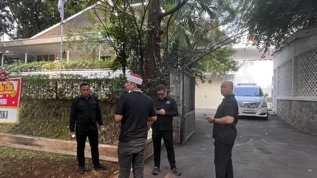 Jenazah Guruh Soekarnoputra Tiba di Rumah Duka, Prananda Prabowo hingga Hasto Hadir