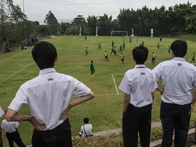 Para pelajar Sekolah Pelita Harapan menonton latihan Timnas Indonesia di Lapangan SPH Sentul, Jawa Barat, Kamis (1/12/2016). Timnas Indonesia berlatih jelang laga semifinal Piala AFF 2016 melawan Vietnam. (Bola.com/Vitalis Yogi Trisna)