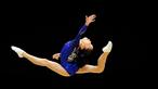 Pesenam putri Tiongkok,  Shang Chunsong, beraksi di nomor lantai dalam final All-Around Wanita Kejuaraan Dunia Senam Artistik 2015 di Hydro Arena, Glasgow, Skotlandia, (29/10/2015). (AFP Photo/Andy Buchanan)