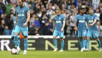 Para pemain Tottenham Hotspur tertunduk lesu usai dihajar 6-1 oleh Newcastle United dalam lanjutan Premier League 2022/2023, Minggu (23/4/2023) malam WIB. (AP/Owen Humphreys)