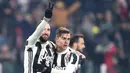 Striker Juventus, Gonzalo Higuain dan Paulo Dybala, melakukan selebrasi usai mencetak gol ke gawang Genoa pada laga Coppa Italia di Stadion Allianz, Turin, Kamis (21/12/2017). Juventus menang 2-0 atas Genoa. (AP/Alessandro di Marco)