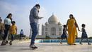Sejumlah wisatawan mengunjungi Taj Mahal setelah dibuka kembali untuk pengunjung di Agra, Rabu (16/6/2021). Taj Mahal, yang terkenal sebagai ikonik India telah dibuka kembali untuk umum, ketika negara itu mulai melonggarkan pembatasan Covid-19. (Money SHARMA/AFP)