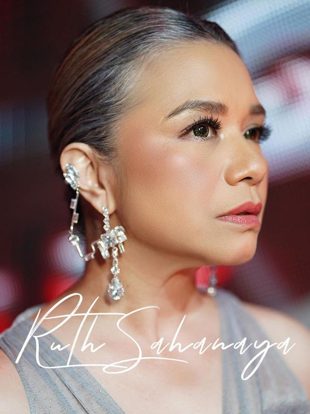 7 Potret Ruth Sahanaya Tampil Menawan di Usia 55 Tahun, Menawan Pamerkan Uban