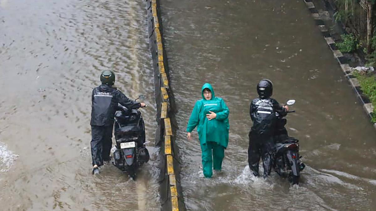 Banjir Rendam Kawasan Jembatan Tiga, Aktivitas Warga Terganggu