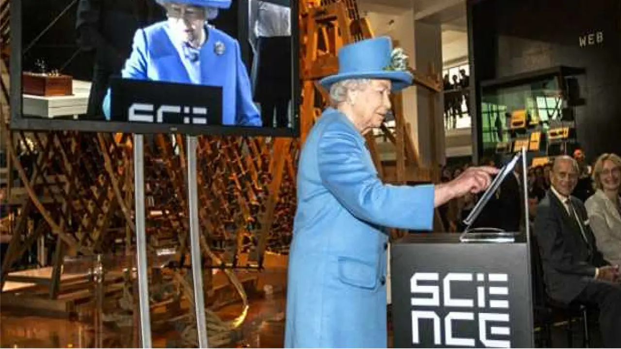  Ratu Elizabeth II memposting kicauan di Twitter.