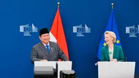 Pertukaran surat Menteri Koordinator Bidang Perekonomian Airlangga Hartarto dengan Komisioner Perdagangan Komisi Eropa, Maro&scaron; &Scaron;efčovič dalam perundingan Indonesia&ndash;European Union Comprehensive Economic Partnership Agreement (IEU-CEPA). (Dok Kemenko Perekonomian)