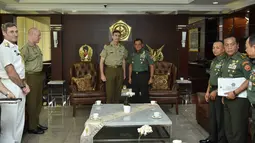 Panglima TNI Jenderal TNI Gatot Nurmantyo menerima kunjungan KSAD Australia Letnan Jenderal Angus Campbell di Jakarta, Rabu (8/2). Australia melalui Champbell meminta maaf soal penghinaan Pancasila di sebuah pangkalan militer di Perth. (HO/TNI/AFP)