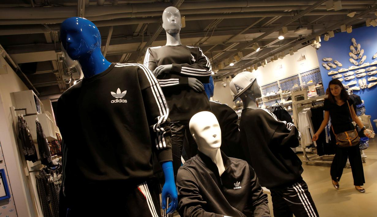 Sejumlah patung berpakaian hitam dan putih dengan berbagai model dipajang di pusat perbelanjaan untuk memberikan penghormatan terakhir kepada Raja Thailand Bhumibol Adulyadej di Bangkok, Thailand (15/10). (REUTERS / Edgar Su)