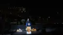 Wali Kota New York Bill De Blasio berbicara saat gambar korban diproyeksikan pada Jembatan Brooklyn selama Hari Peringatan COVID-19 di Brooklyn, New York, Amerika Serikat, 14 Maret 2021. Bill De Blasio menggembar-gemborkan pahlawan petugas kesehatan yang menyelamatkan nyawa. (Kena Betancur/AFP)