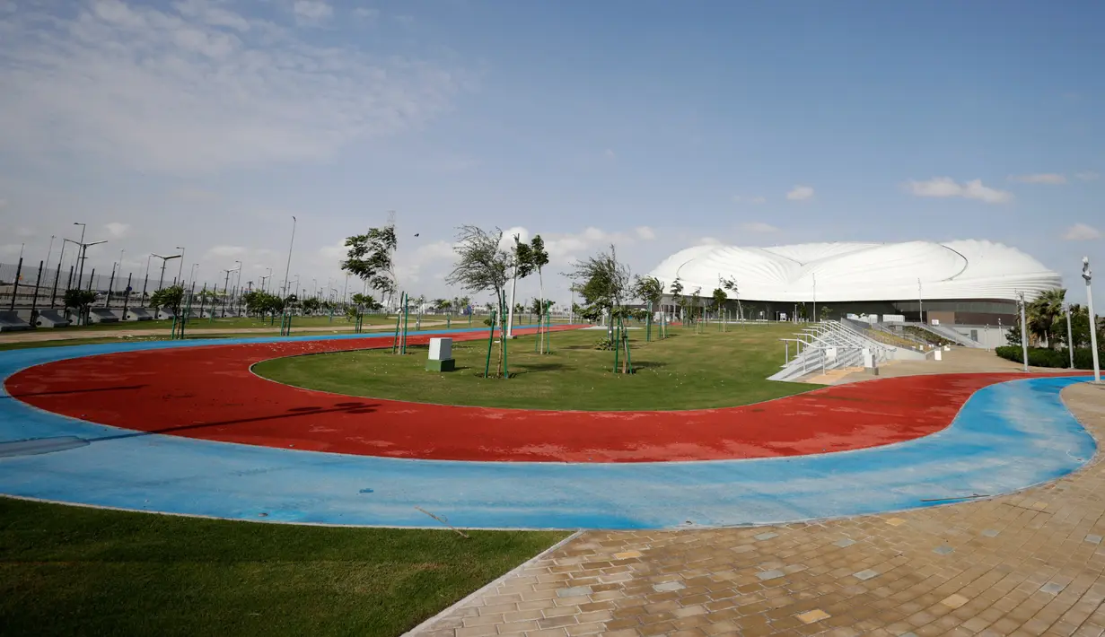 Pemandangan Stadion Al Janoub di Doha, Qatar, Senin (16/12/2019). Stadion Al Janoub terinspirasi dari lambung kapal penangkap ikan mutiara tradisional. (AP Photo/Hassan Ammar)