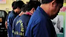 Polisi berhasil menangkap sembilan orang pelaku kayu jati di polsek taman sari Jakarta, Selasa (17/6/14) (Liputan6.com/Faizal Fanani)