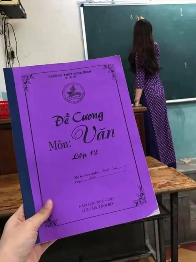 6 Potret Warna Baju Guru Ini Mirip dengan Benda yang Dibawa Murid, Kocak