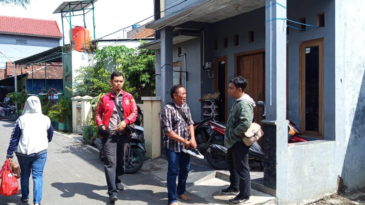 Suasana rumah terduga di Desa Gribig RT 05 RW 1 Kecamatan Gebog Kudus usai digeledah oleh Tim Densus 88. (Liputan6.com/Arief Pramono)