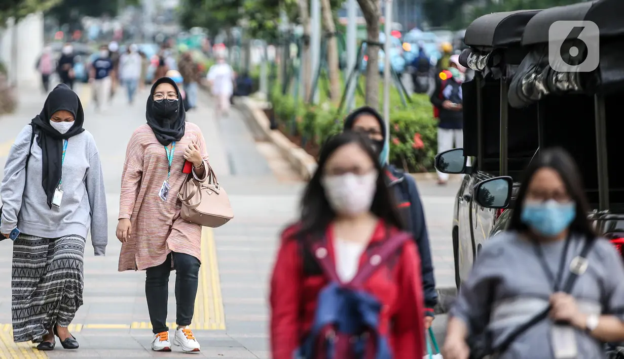 Suasana jam pulang kerja di jalur pedestrian kawasan Sudirman, Jakarta, Senin (22/6/2020). Pemprov DKI Jakarta menerapkan perubahan sif kerja untuk mengurangi kepadatan lalu lintas dan transportasi umum pada masa PSBB transisi. (Liputan6.com/Faizal Fanani).