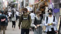 Orang-orang yang memakai masker wajah untuk membantu mengekang penyebaran virus corona berjalan melalui jalan perbelanjaan terkenal di Harajuku di Tokyo 28/5/2021). Jepang memperpanjang keadaan darurat virus corona di Tokyo dan daerah lain selama 20 hari lagi pada hari Jumat. (AP Photo/Hiro Komae)