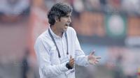 Pelatih Persija, Stefano Cugurra Teco, saat pertandingan melawan Mitra Kukar pada laga perempat final Piala Presiden di Stadion Manahan, Solo, Minggu, (4/2/2018). Persija menang 3-1 atas Mitra Kukar. (Bola.com/M Iqbal Ichsan)