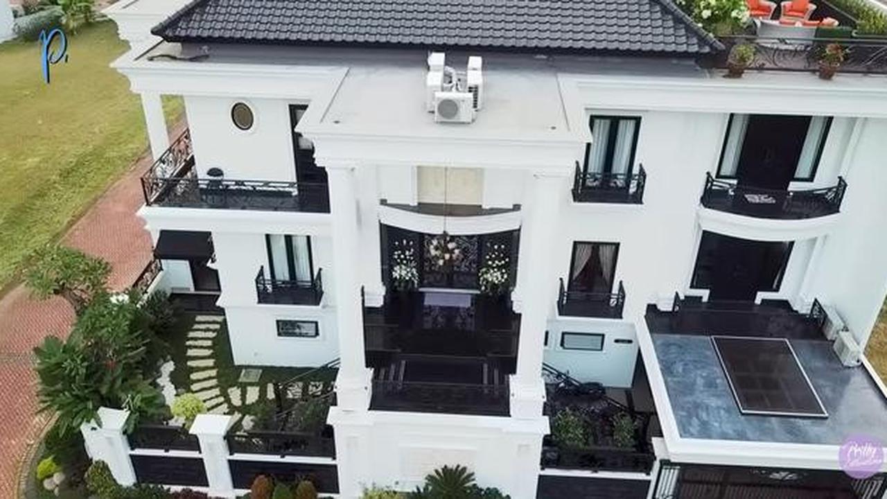 Potret Pagar dan Taman Rumah Prilly Latuconsina/Youtube/Prilly Latuconsina