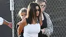 Kourtney Kardashian terlihat menggunakan tank top putih dengan high waisted jeans. (Broadimage/Shutterstock/HGVC/BACKGRID)