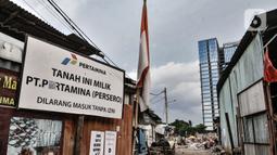 Papan yang dibuat PT Pertamina menghiasi kawasan tersebut di Jalan Pancoran Buntu II, Pancoran, Jakarta Selatan, Minggu (21/3/2021). Sebelumnya pada Rabu (17/3) kemarin, warga setempat terlibat bentrokan sengit dengan ormas yang disewa oleh PT Pertamina. (merdeka.com/Iqbal S. Nugroho)
