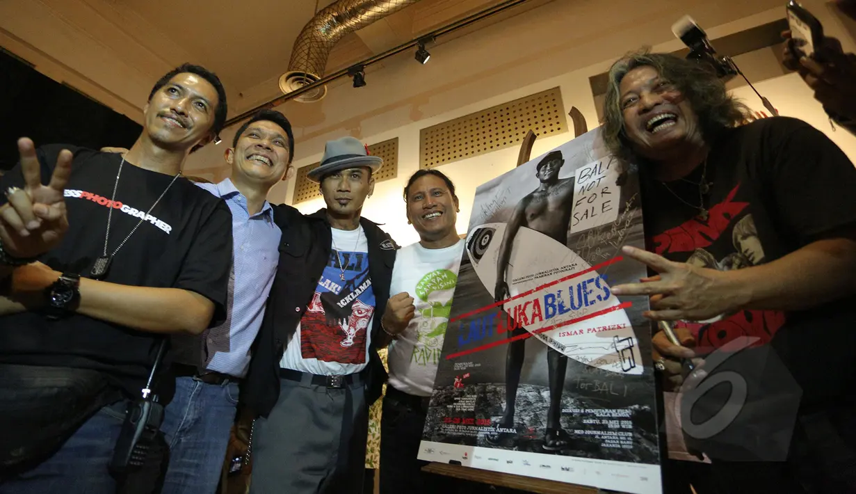 Pewarta foto LKBN Antara, Ismar Patrizki (kiri) dan musisi Jrx Superman Is Dead (dua kiri) saat pameran fotografi bertajuk "Laut Luka Blues" di Galeri Foto Jurnalistik Antara , Jakarta, Jumat (22/5/2015). (Liputan6.com/Faizal Fanani)