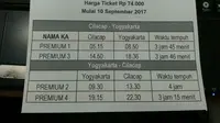 Apakah jadwal dan harga tiket kereta premium rute Cilacap-Yogyakarta itu benar? (Liputan6.com/Muhamad Ridlo)