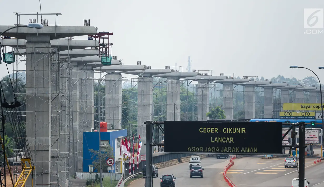 Suasana kondisi proyek pembangunan pembangunan Light Rail Transit (LRT) Cibubur, Jakarta, Senin (13/8). Pengerjaan proyek pembangunan LRT Jabodetabek meliputi tiga rute dan ditargetkan rampung pada 2019. (Liputan6.com/Faizal Fanani)