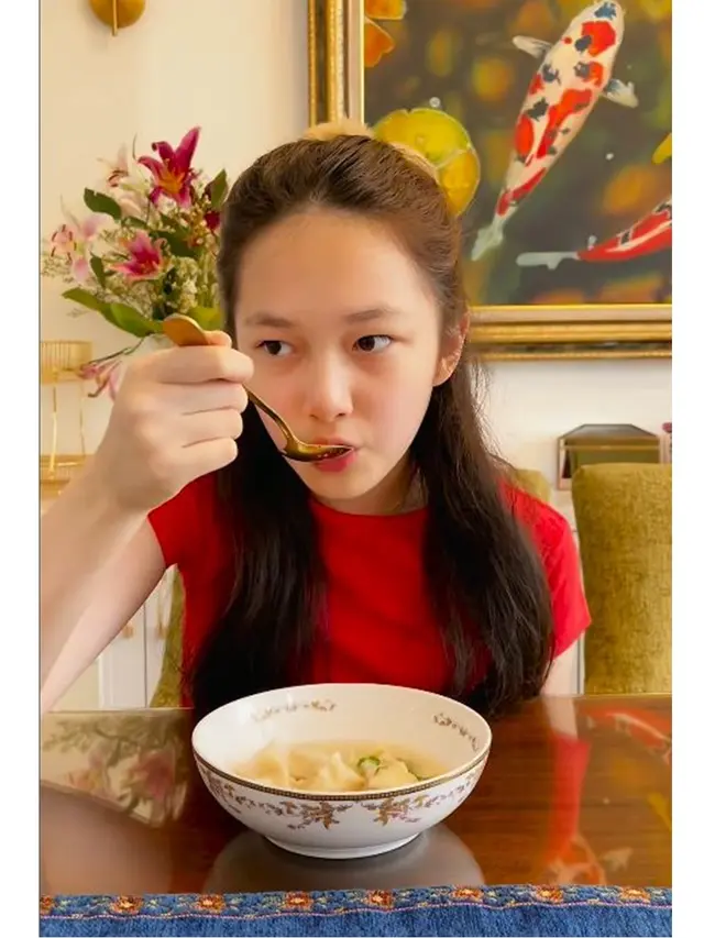 6 Potret Elea Anak Ussy Sulistiawaty Masak Dumpling Kuah, Bikin Jatuh Hati