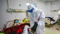 Dokter memeriksa kondisi pasien kritis virus corona atau COVID-19 di Rumah Sakit Jinyintan, Wuhan, Provinsi Hubei, China, Kamis (13/2/2020). Data terbaru tanggal 14 Februari 2020 menunjukkan jumlah korban tewas akibat virus corona mendekati angka 1.500. (Chinatopix Via AP)