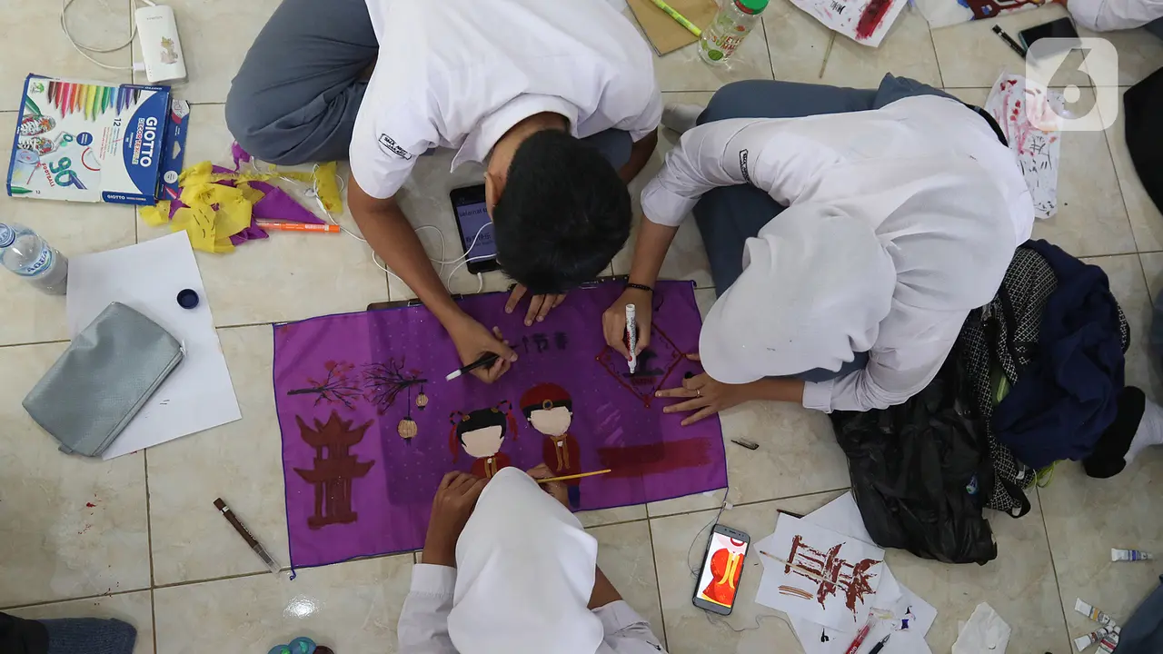 Sambut Imlek, Para Pelajar SMA Buat Kerajinan Lampion
