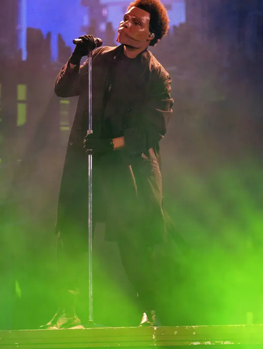 <p>The Weeknd dalam The After Hours Til Dawn Global Stadium Tour di Atlanta pada 11 Agustus 2022. (Foto: Paul R. Giunta/Invision/AP)</p>