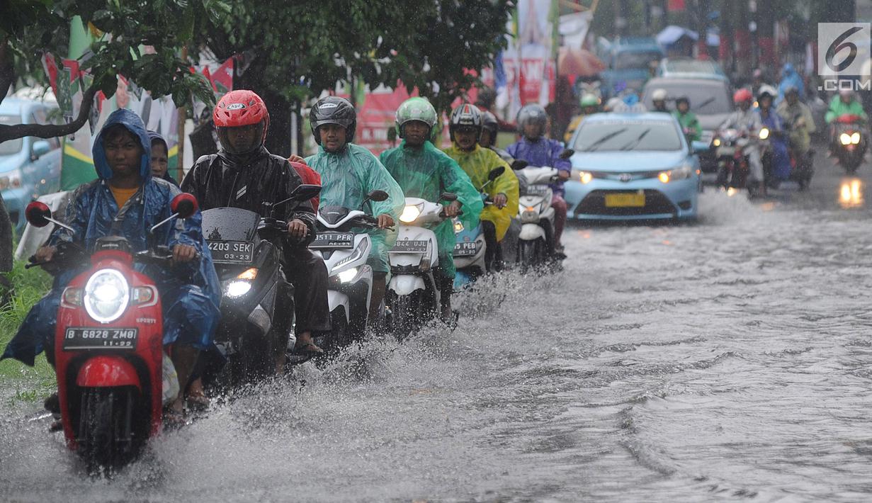 FOTO: Hujan Deras Sebabkan Banjir di Jalan Raya Cinere - Foto Liputan6.com