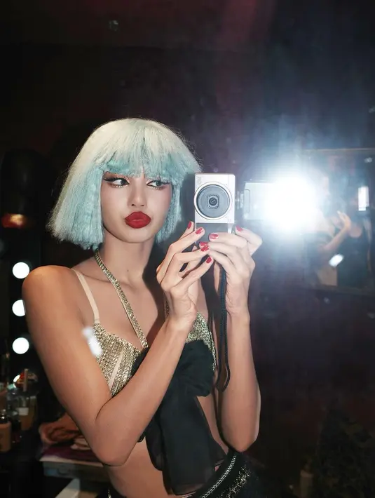 Wig yang juga dikenakan para penari ini dipotong khusus oleh Raphael, pembuat wig legendaris Crazy Horse Paris, di salonnya di Paris. [@lalalalisa_m]