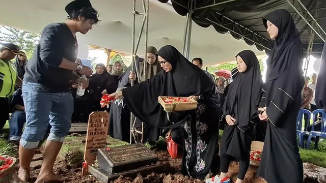 Pemakaman Ibu Ussy Sulistiawaty