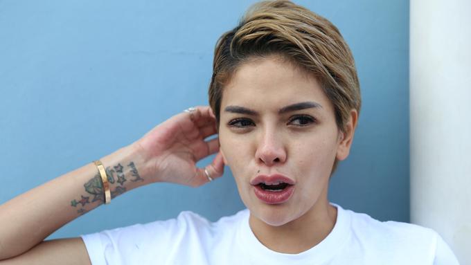 Diberi Cincin Berlian Tangan Nikita Mirzani agak Gatal 