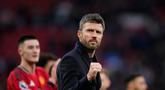 Selebrasi Michael Carrick usai membawa Manchester United meraih kemanangan dramatis atas Fulham 3-2 di Old Trafford, Minggu (1/2/2026) malam WIB. (AP Photo/Dave Thompson)