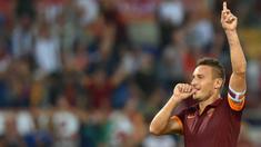 Kapten AS Roma, Francesco Totti, merayakan gol yang dicetaknya ke gawang Chievo pada laga Serie A di Stadion Olimpico, Roma, Sabtu (18/10/2014). (EPA/Ettore Ferrari)