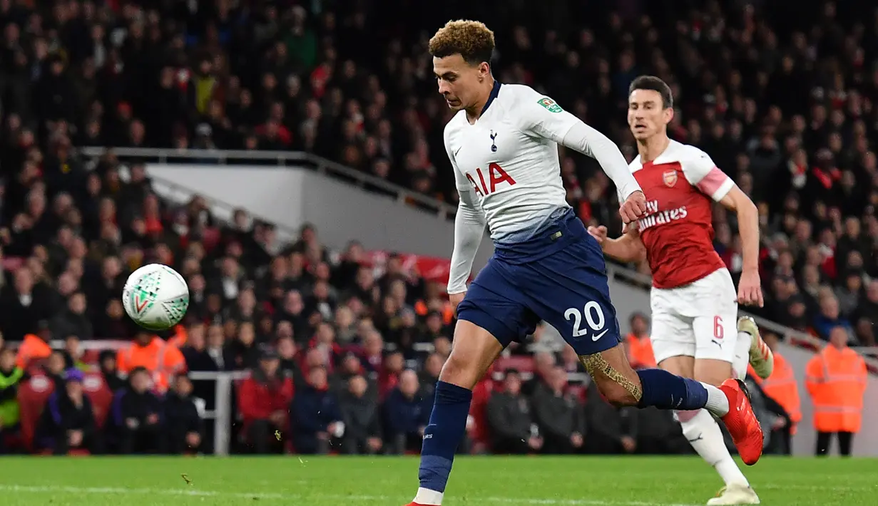 Proses terjadinya gol yang dicetak gelandang Tottenham, Dele Alli, ke gawang Arsenal pada laga perempat final Piala Liga di Stadion Emirates, London, Rabu (19/12). Arsenal kalah 0-2 dari Tottenham. (AFP/Ben Stansall)