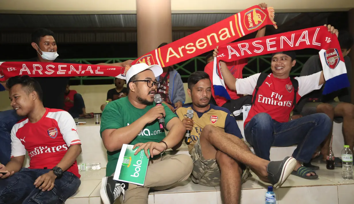 Selain penggemar Manchester United, kegiatan nonton bareng juga dimeriahkan oleh Arsenal Supporter Indonesia (AIS) regional Jakarta Utara. (Bola.com/Vitalis Yogi Trisna)