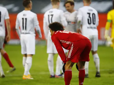 Gelandang Bayern Munich, Leroy Sane tampak kecewa usai dikalahkan Borussia Moenchengladbach 2-3 dalam laga lanjutan Liga Jerman 2020/21 pekan ke-15 di Borussia Park, Jumat (8/1/2021). (AFP/Wolfgang Rattay/Pool)