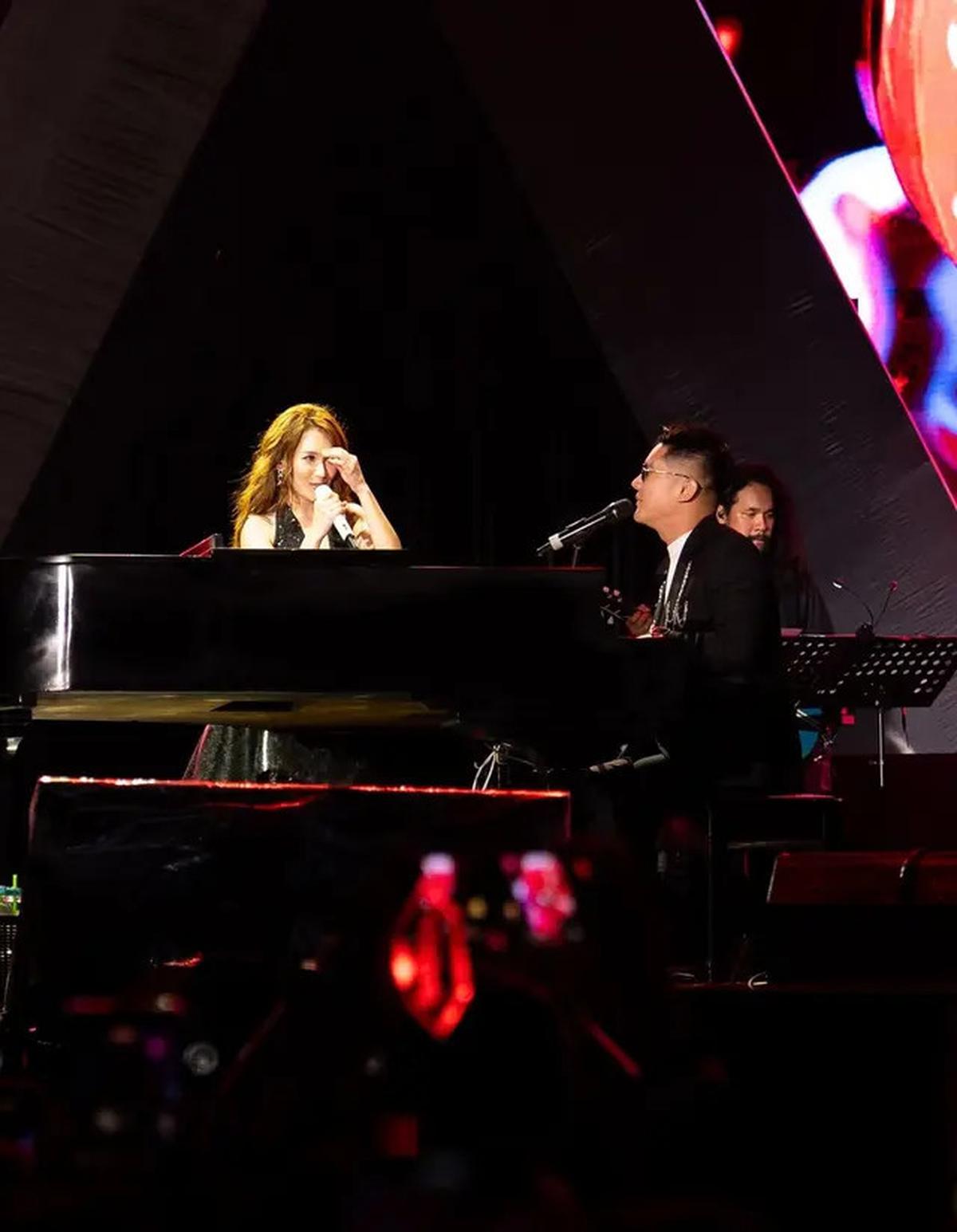 6 Potret Duet Ayu Ting Ting dan Boy William di Konser 'Dangdut Dangdutan' Depok