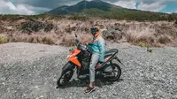 Seorang perempuan berusia 26 tahun sukses taklukan jalur Jawa Bali dengan solo touring menggunakan sepeda motor (dok. istimewa)