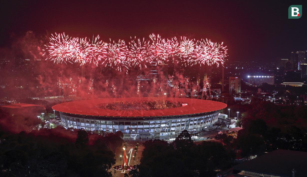 Suasana pesta kembang api saat pembukaan Asian Games di SUGBK, Jakarta, Sabtu, (18/8/2018). Pesta kembang api membuat langit Jakarta semakin gemerlap. (Bola.com/Peksi Cahyo)