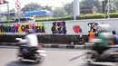 Petugas PSSU menyelesaikan mural bertema Asian Games di kawasan Tanjung Barat, Jakarta, Kamis (31/5). Mural itu dibuat untuk sosialisasi sekaligus bentuk dukungan terhadap perhelatan Asian Games pada Agustus 2018 mendatang. (Liputan6.com/Faizal Fanani)