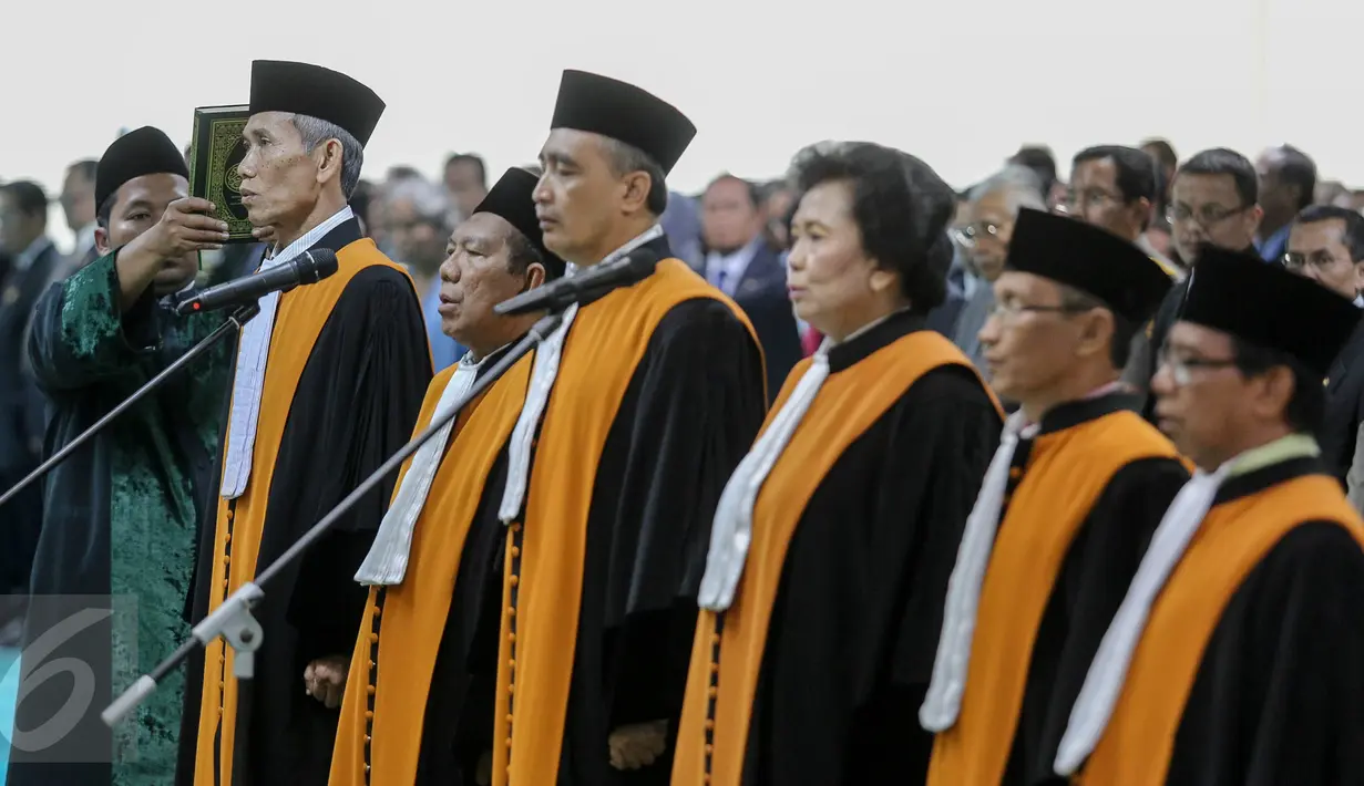 Enam Hakim Agung baru mengucapkan sumpah jabatan saat pelantikan yang dipimpin Ketua Mahkamah Agung (MA) Muhammad Hatta Ali di Gedung sekretariat MA, Jakarta, Rabu (5/8/2015). (Liputan6.com/Faizal Fanani)