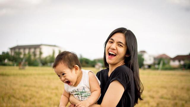 Momen Manis DJ Una Saat Momong Anak (sumber: instagram/putriuna)