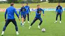 Ben White masuk ke dalam skuat Inggris karena menggantikan Trent Alexander-Arnold harus absen di Euro 2020 akibat cidera. Tampaknya akan sulit untuk tampil di perhelatan ini, pasalnya Southgate lebih memilih John Stones, Harry Maguire, dan Tyrone Mings sebagai bek tengah. (Foto: AFP/Justin Tallis)