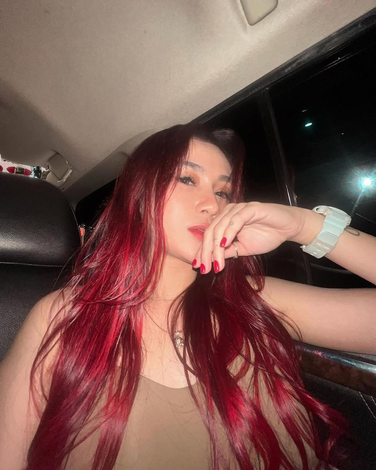 Dara The Virgin Unggah Foto Terbaru dengan Rambut Merah Menyala, Penampilannya Makin Memukau dan Berani